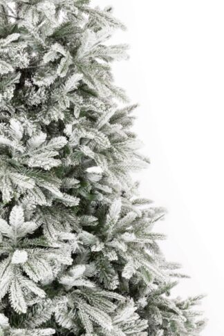 Künstlicher Weihnachtsbaum 3D Grönlandfichte. Der Baum ist dick mit Schnee bedeckt.